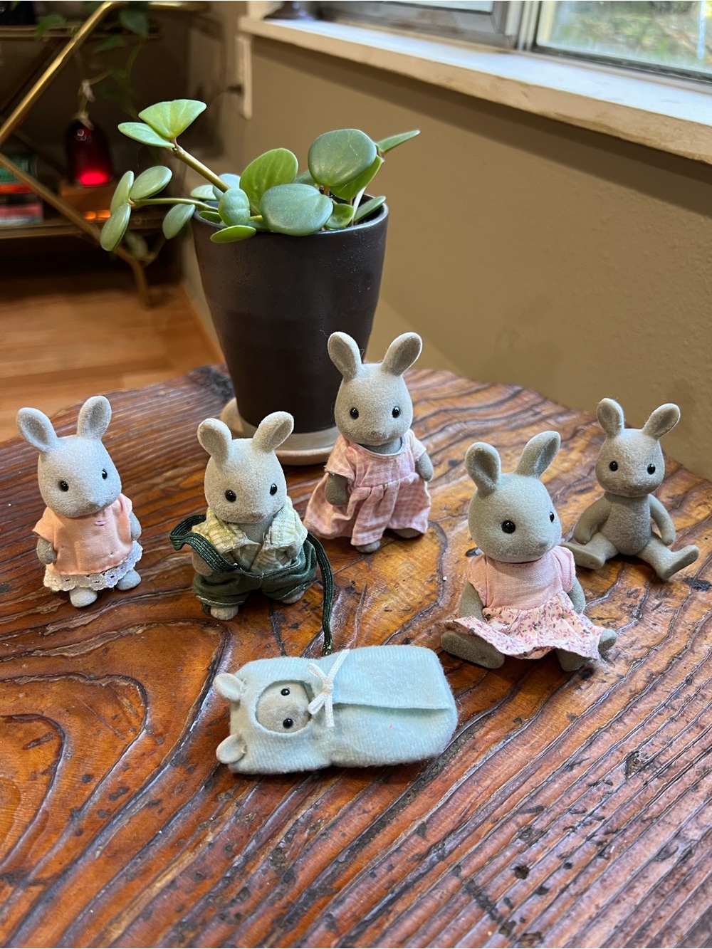 Vintage Sylvanian Calico Critters Babblebrook Grey Rabbits Family (6)